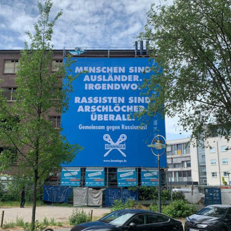 rk-designbuero-dortmund-referenzen-grossformat-banner-gegen-rassismus-geruestbau-boenninger-herzenprojekt